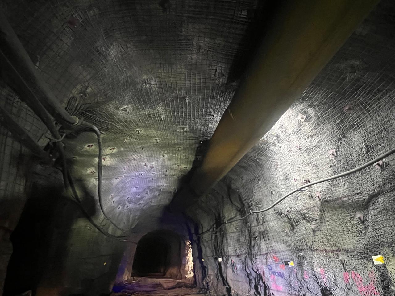 Galería subterránea principal fortificada con malla electrosoldada y placas