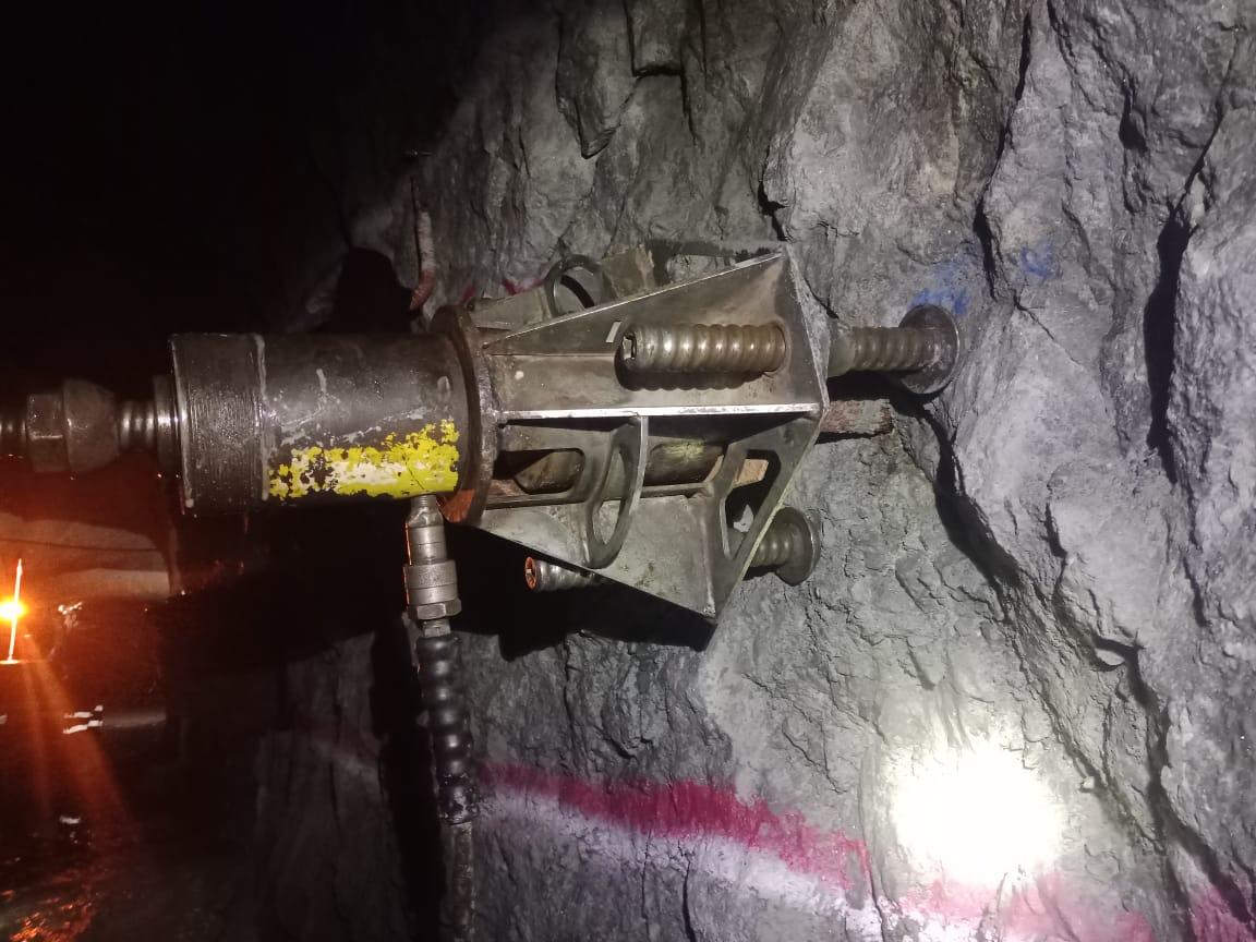 Cabezal y cilindro hidráulico acoplado a perno instalado en roca