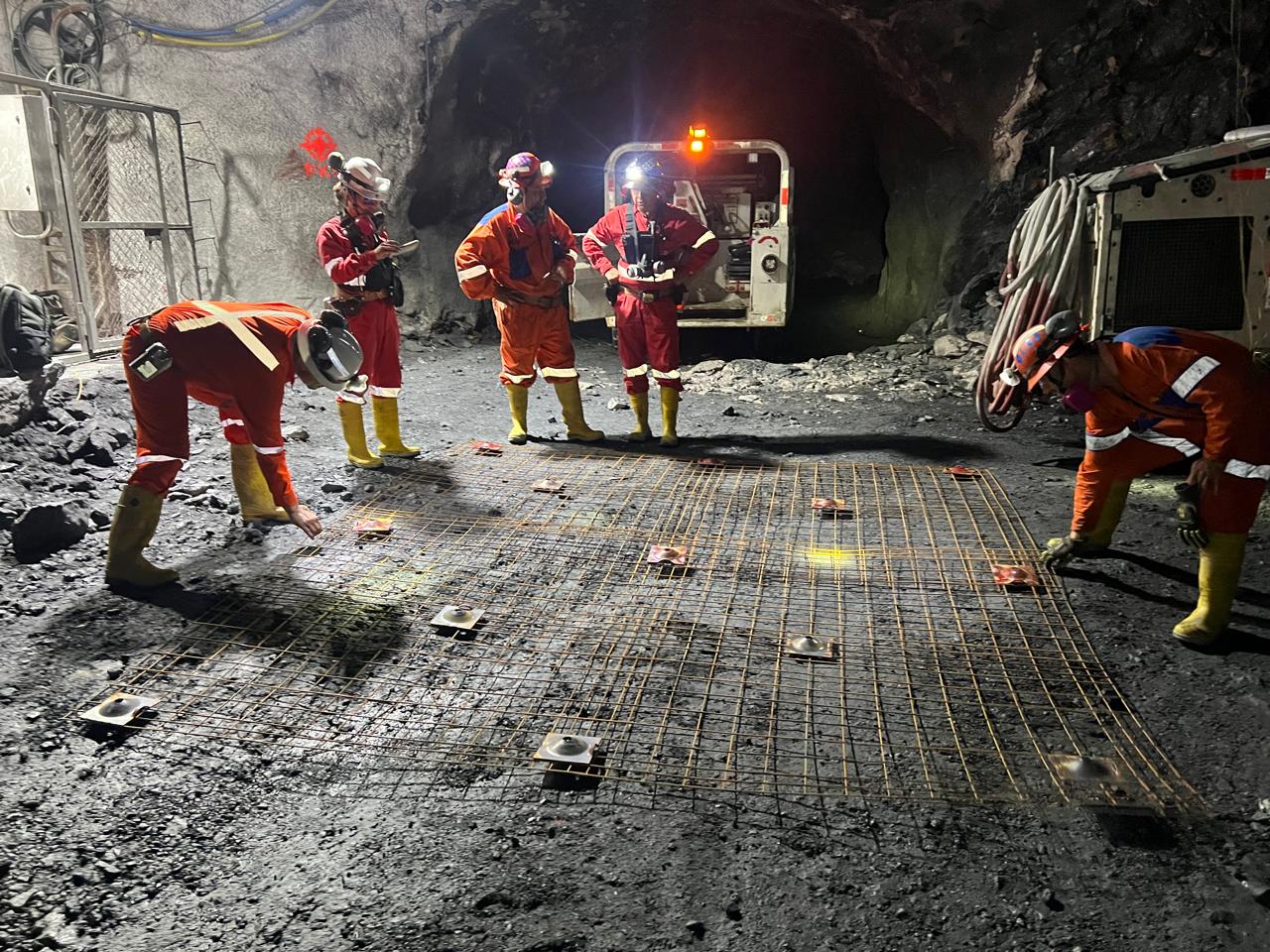 Cuadrilla de ingenieros mineros evaluando malla electrosoldada y placas