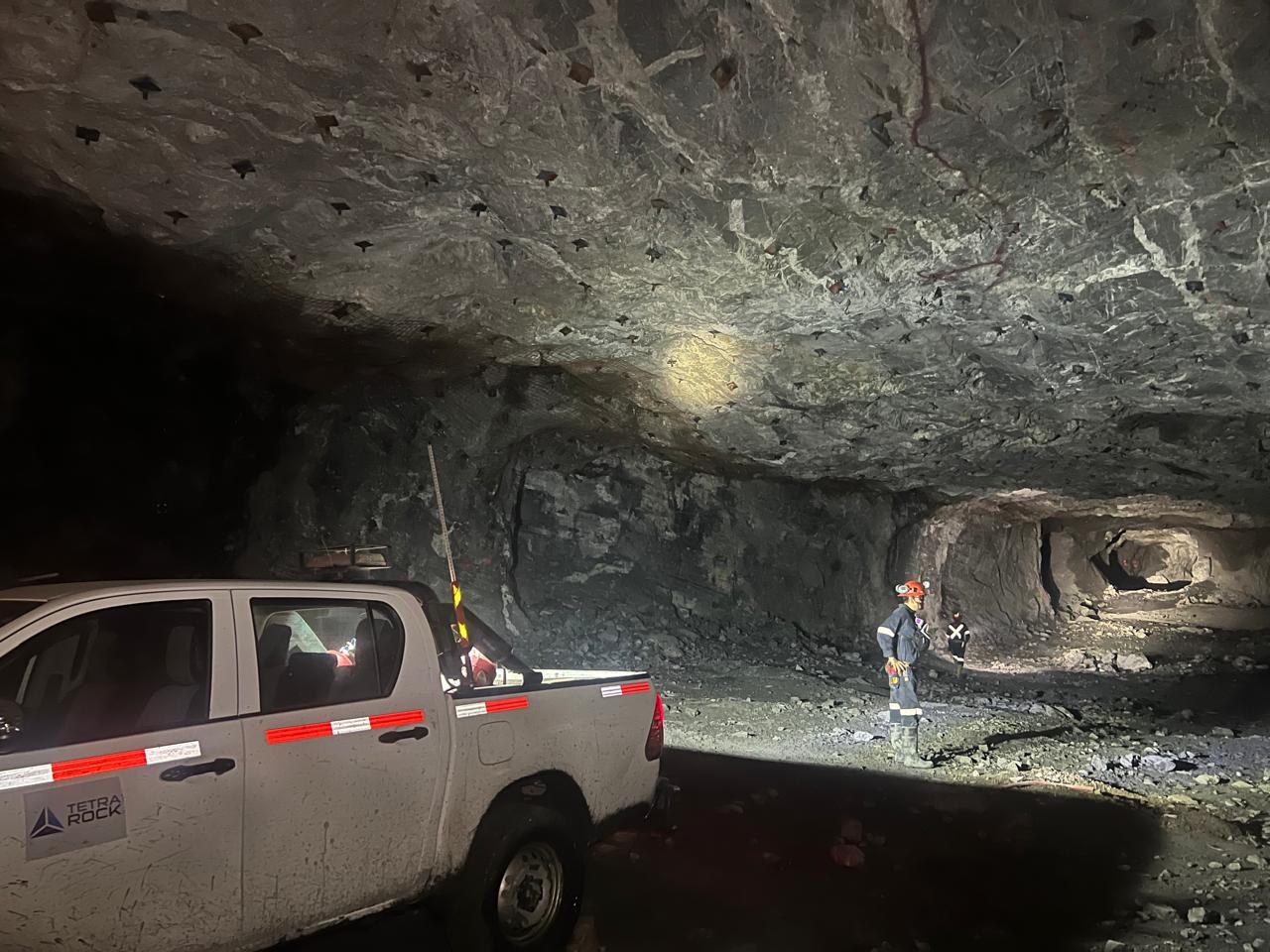 Camioneta de supervisión dentro de caverna minera fortificada