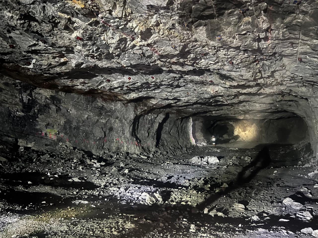 Perspectiva profunda de rampa subterránea en roca