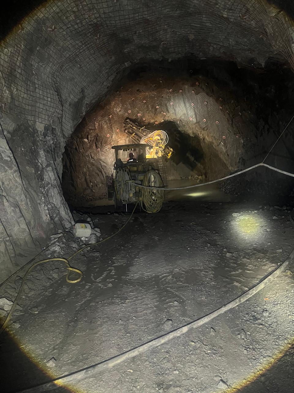 Cargador de bajo perfil Scooptram operando en túnel minero
