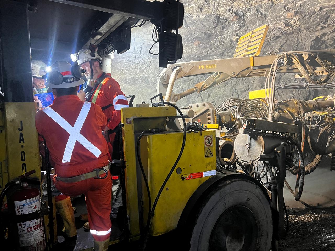 Operadores maniobrando equipo de fortificación subterránea