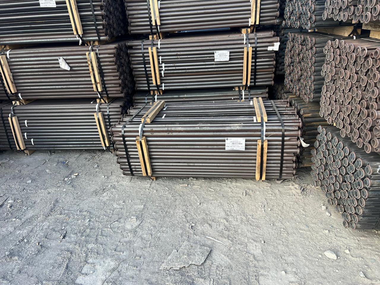 Estibas de anclas mineras flejadas en planta listas para embarque