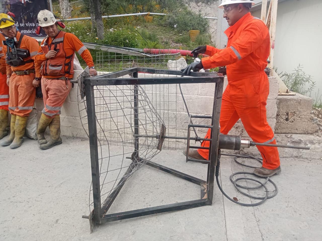 Entrenamiento práctico de pruebas de tracción con personal minero