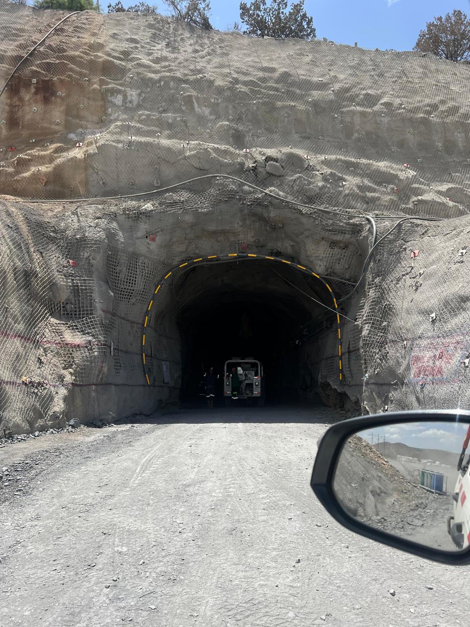 Bocamina y portal de acceso fortificado con malla y marcos