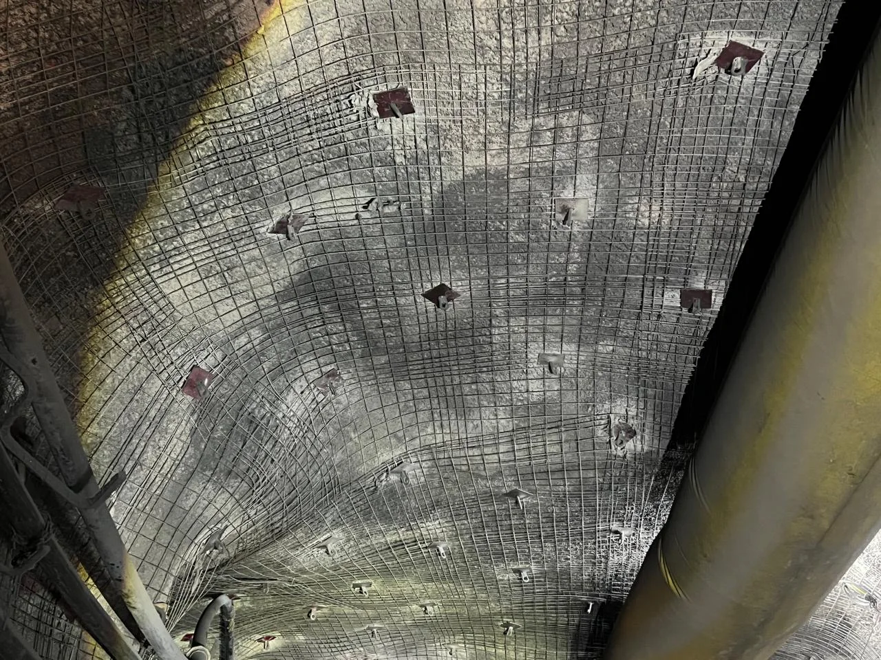 Galería subterránea fortificada con malla electrosoldada Tenzor Mining