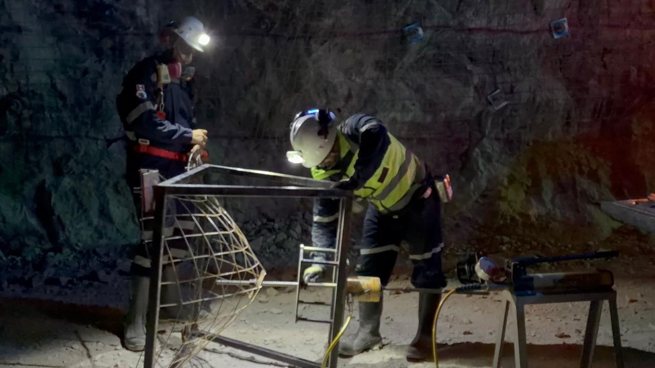 Ingenieros realizando pull test bajo tierra en mina real